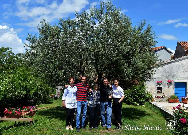 vina Romeo - obitelj uz stogodišnju maslinu: Mirjana i Roberto Paliska, Ana i Romeo Licul, Antonela Paliska