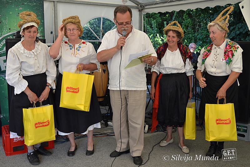 Kulturno-turistička manifestacija "Mamičina žetva" / pobjednička ekipa natjecanja u žetvi "Pušćinske žene" i voditelj programa Marijan Belčić 