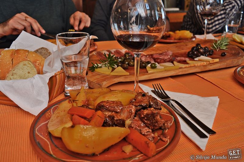 ponuda domaće hrane u vinariji Kopitović