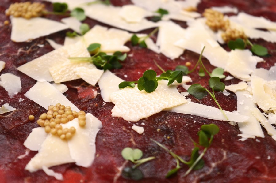  juneći carpaccio na rikoli s umakom od ukiseljene gorušice i listićima parmezana