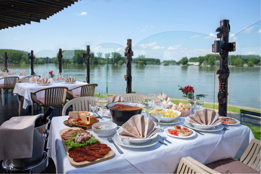 Hotel Dunav stol; autor Siniša Uštulica, izvor HTZ