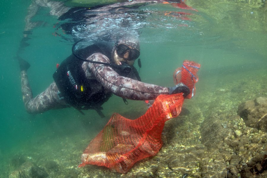 Studenac i ronioci iz Ploča uklonili više od 10 kubika otpada nagomilanog na dnu plaže Portina u Pločama