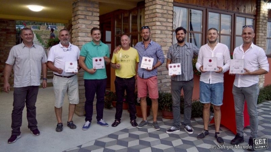 Na naslovnoj fotografiji: moslavački vinari (Tomislav Trdenić, Marko Miklaužić, Krešimir Trdenić, Ivica Florijanović, Tomislav Voštinić, Janko Kezele, Ante Mikša, Sven Đozo)