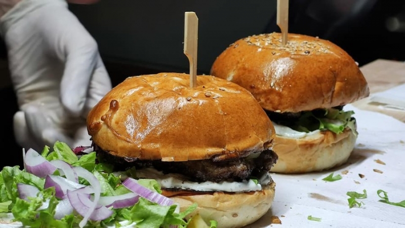 Renato Đošić Renman u Sigetu otvorio novi burger bar