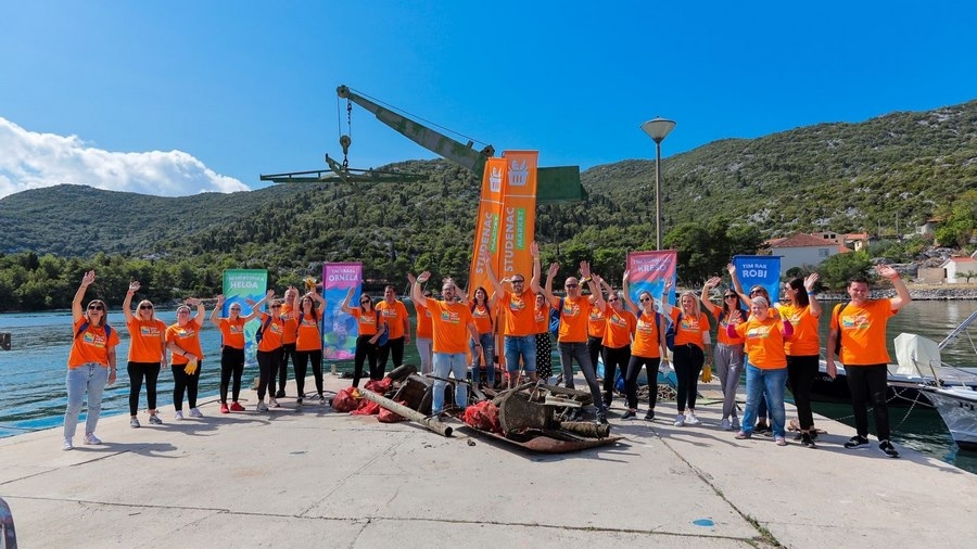 Studenac i ronioci iz Ploča uklonili više od 10 kubika otpada nagomilanog na dnu plaže Portina u Pločama